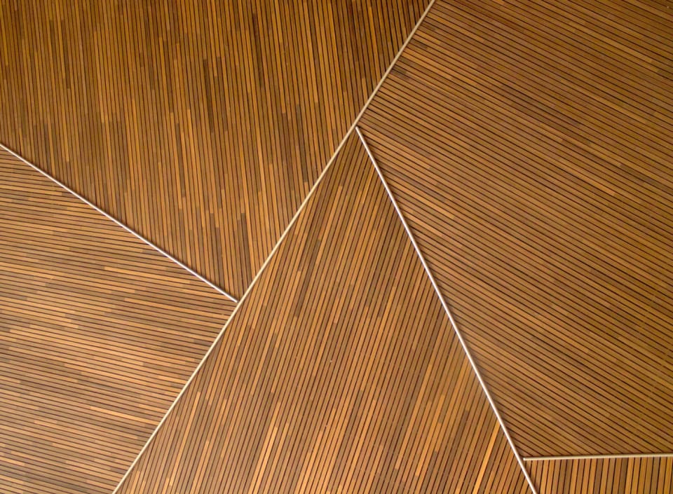 Houten wandpanelen in een geometrisch patroon